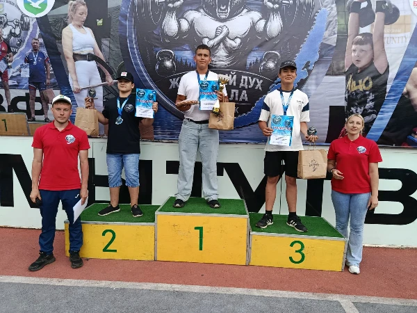 Гиревики на фестивале силовых видов спорта «Железный дух Байкала» в рамках проведения Клубничного фестиваля «Виктория».