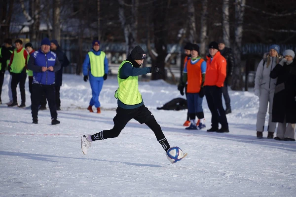 Возрождение традиции: футболисты Байкальска открыли 2026 год Новогодними соревнованиями на снегу